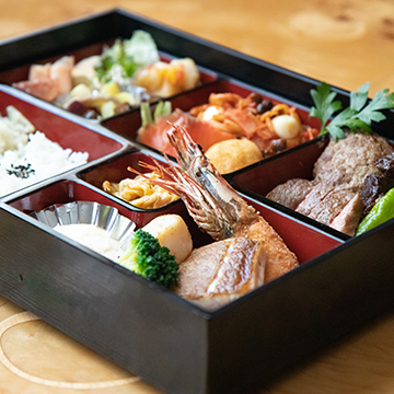 お弁当は全部で3種類、2,000円以上(税別)のご利用で会議室料は無料に(3時間) お弁当は全部で3種類、2,000円以上(税別)のご利用で会議室料は無料に(3時間)